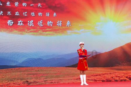 101岁杨振宁身体硬朗,20周年结婚庆典秀恩爱,翁帆的笑透露幸福